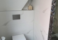 Lichte badkamer met marmer en hout