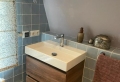 Badkamer met handvorm- en terrazzotegels