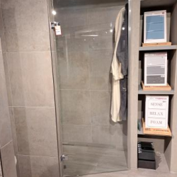 Mooie Nisdeur met scharnieren  speciaal voor schuine montage 85x200 helder glas v Rijn